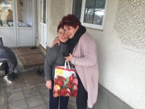 Colectivul pedagogic al Liceul Teoretic Larga a adus sărbătoare în casele fostelor profesoare